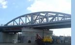 Pfeiler der Brücke, noch unverkleidet, unterhalb des Portalrahmens. An dieser Stelle, dem Übergang von Überbau DI nach DII, "knickt" die Fahrbahnplatte und überquert im weiteren Verlauf die Gleise der DB AG. 